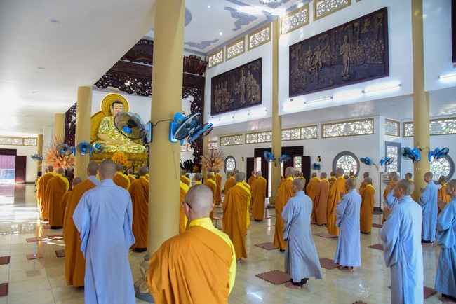 Pratimoksa commandment rite and precept listen at Hoang Phap pagoda